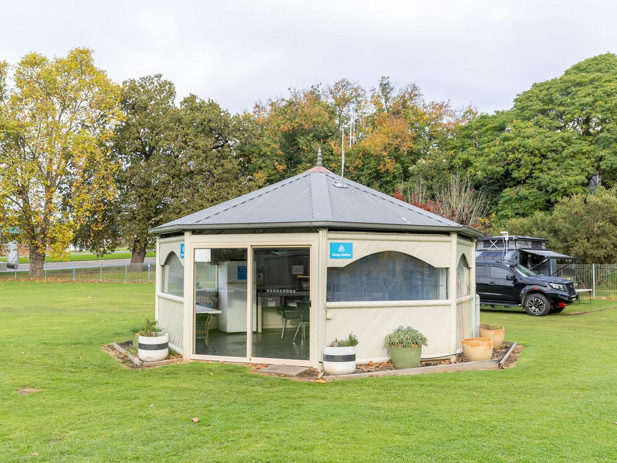 Nrma Bairnsdale Riverside Holiday Park Экстерьер фото